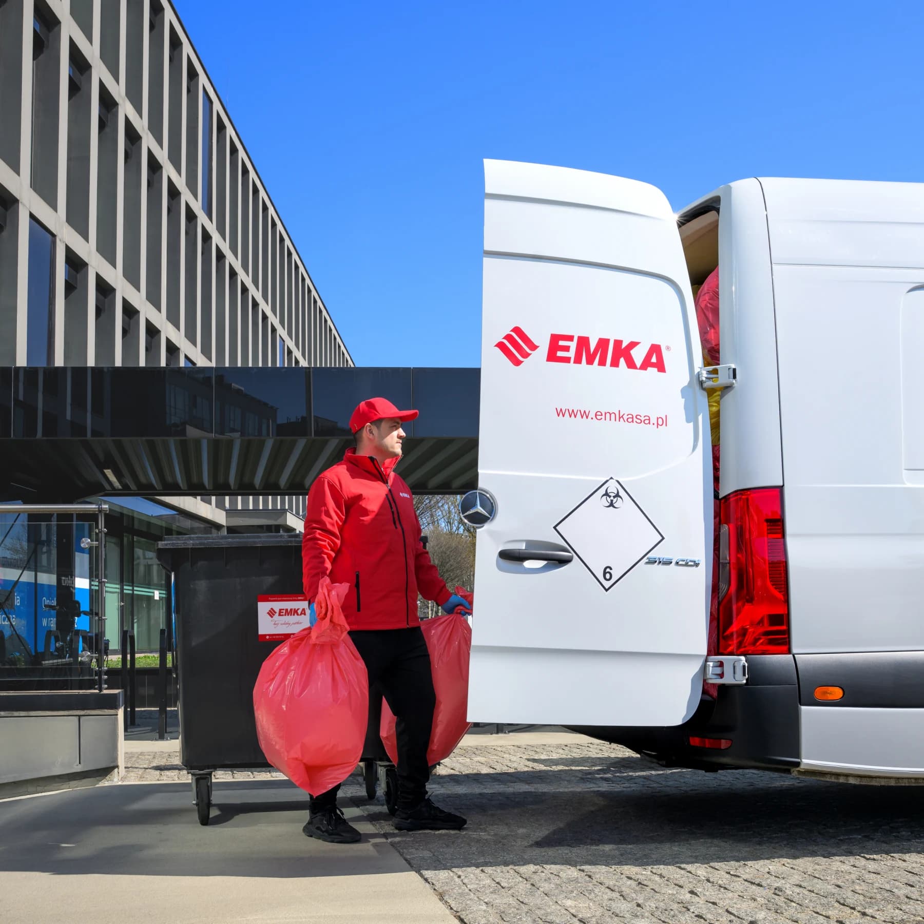 Pracownik EMKA podczas odbioru odpadów
